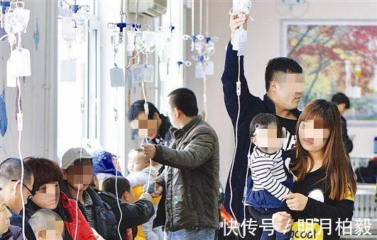 萌娃|“霸气萌娃”医院输液走红,输液不忘带爸爸遛弯,网友:实力遛爸