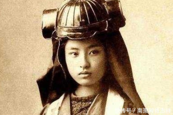 头戴|日本军人头戴的脑袋后面两片布是什么东西?