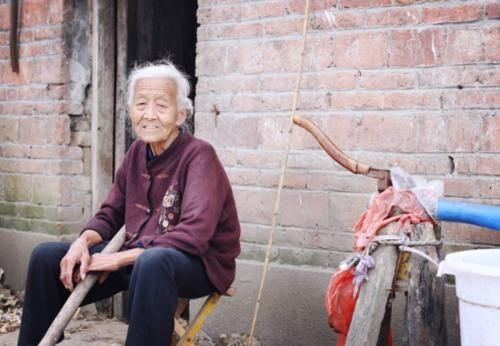 老了想活得有尊严，3种东西别交给子女，是对自己的人生负责