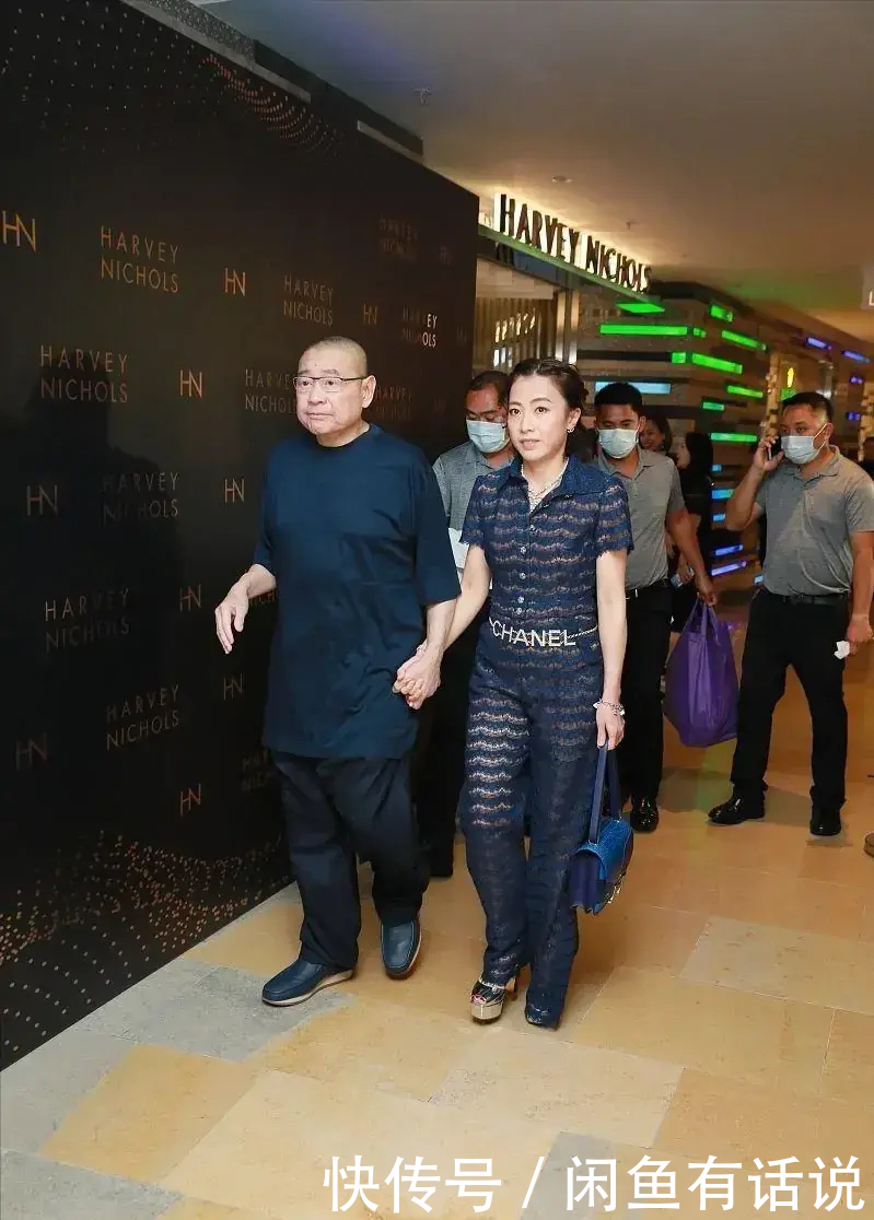 蕾丝|甘比终于有了“贵妇感”,蕾丝衫配高腰裙优雅自信,气质越来越好