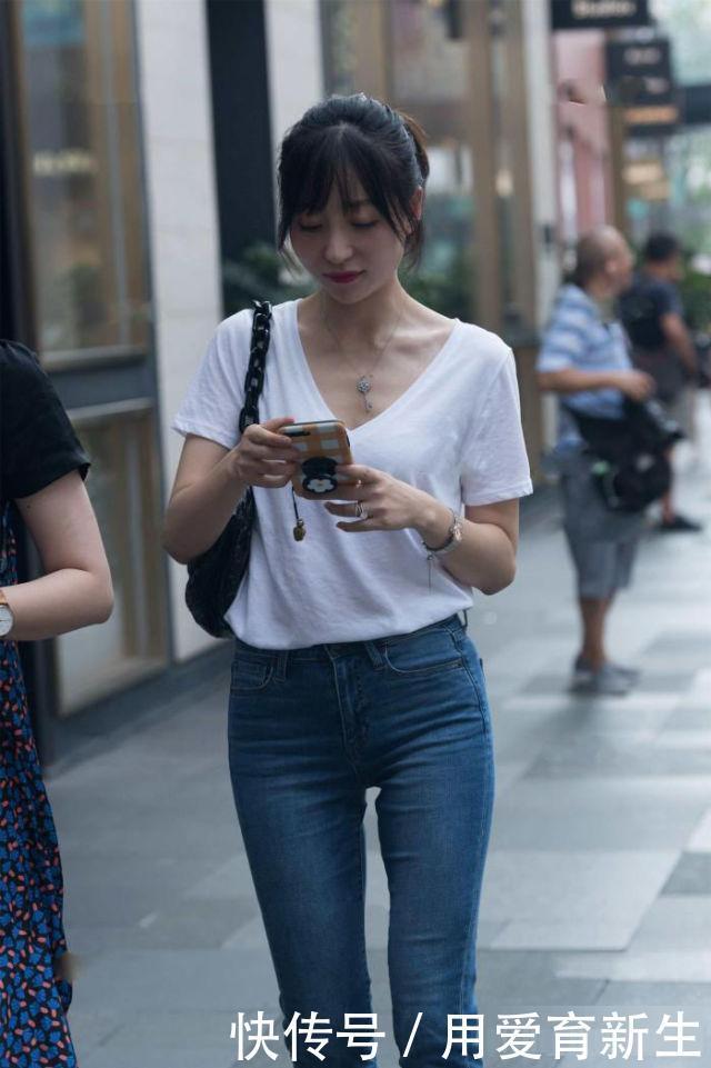 小姐姐搭配了一件白色T恤,轻松展现出了休闲靓丽的造型