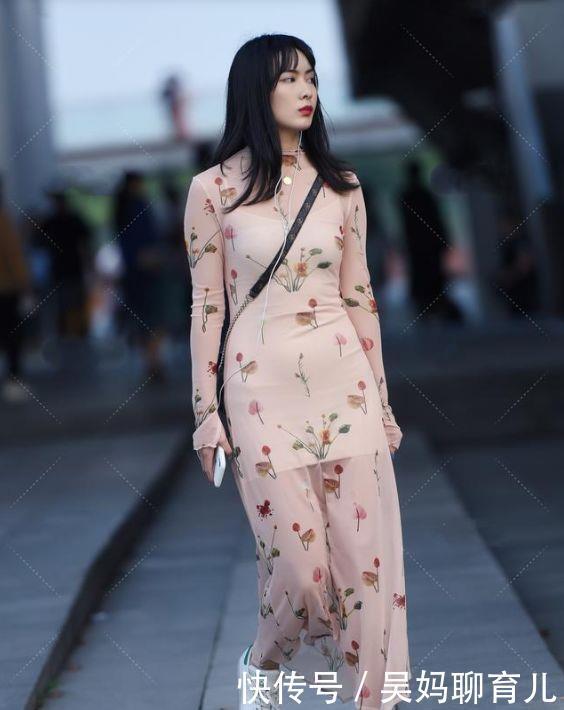 血色|小白鞋搭配修身碎花裙,优雅时尚,满满的青春少女感