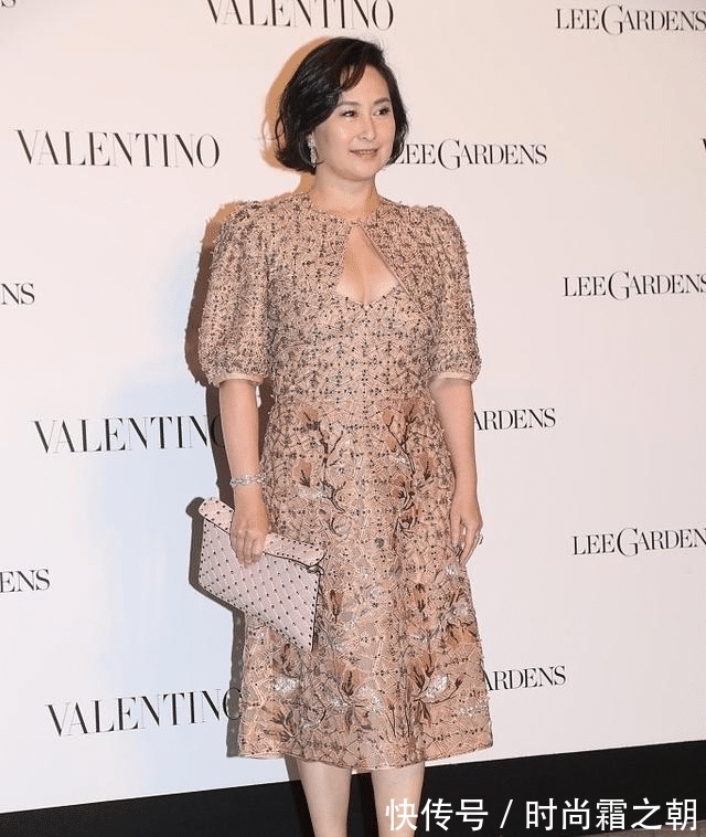 身材|何超琼肉感身材真有优势,穿银色薄纱连衣裙配短发,太有豪门气质