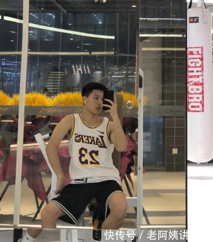 小哥哥|天蝎座大男孩,满身精肌的体育生,这样的肌肉小哥哥,痞帅可人!