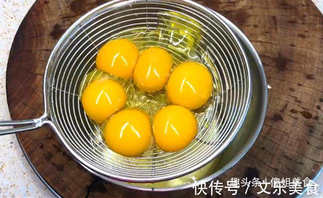 没烤箱,没打蛋器,没秤,详细解说电饭锅蒸蛋糕做法,比烤的还好