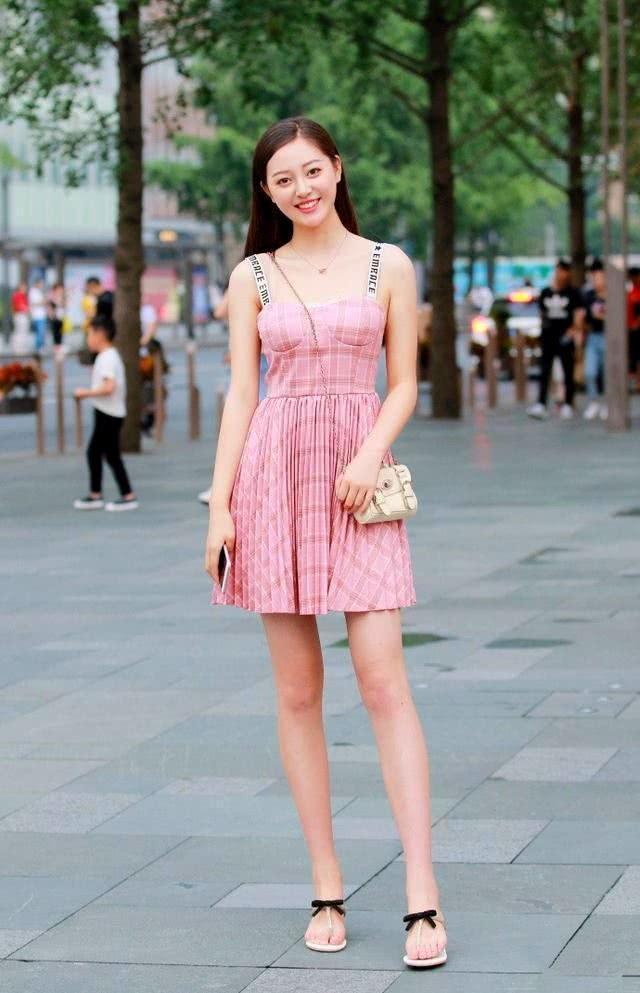 美女|街拍:美女身穿黄色的连衣裙清爽大方,简洁大方又不失美感与优雅