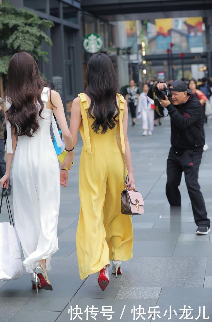 两个小姐姐一起逛街,穿同款不同色的长裙,却彰显不一样的韵味
