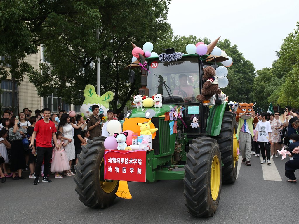 华中农业大学|不愧是你！毕业生开着“拖拉机”巡游…