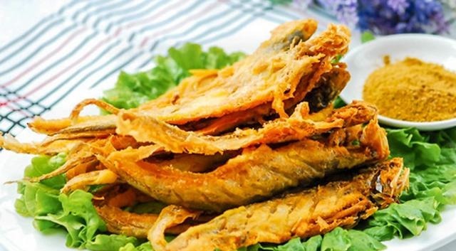 炸鱼时，有人用面粉有人用淀粉，都不对！学会正确做法，香脆好吃