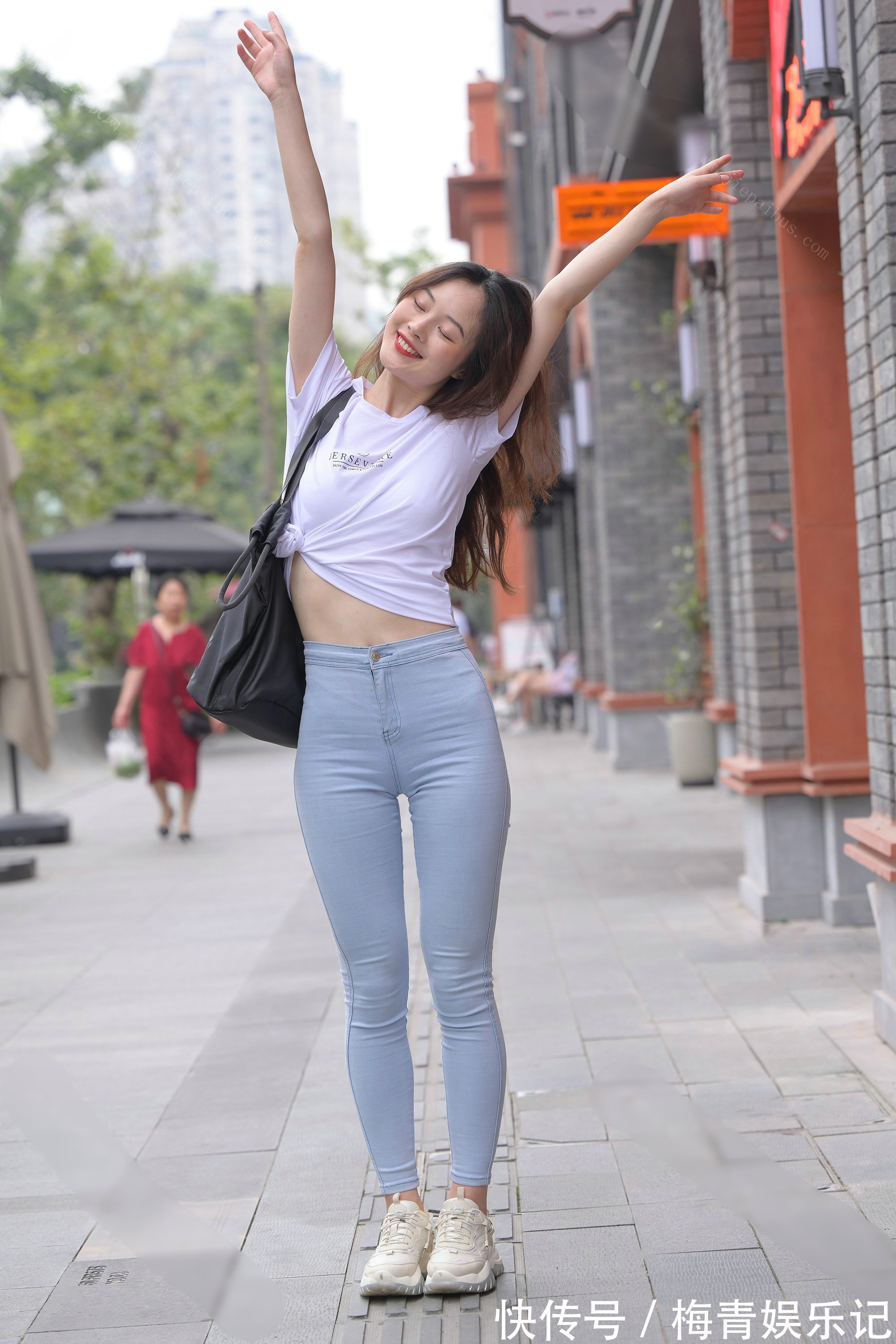 用力过猛 微胖型身材,利用黑色穿出显瘦的美,配上牛仔裤简约修身