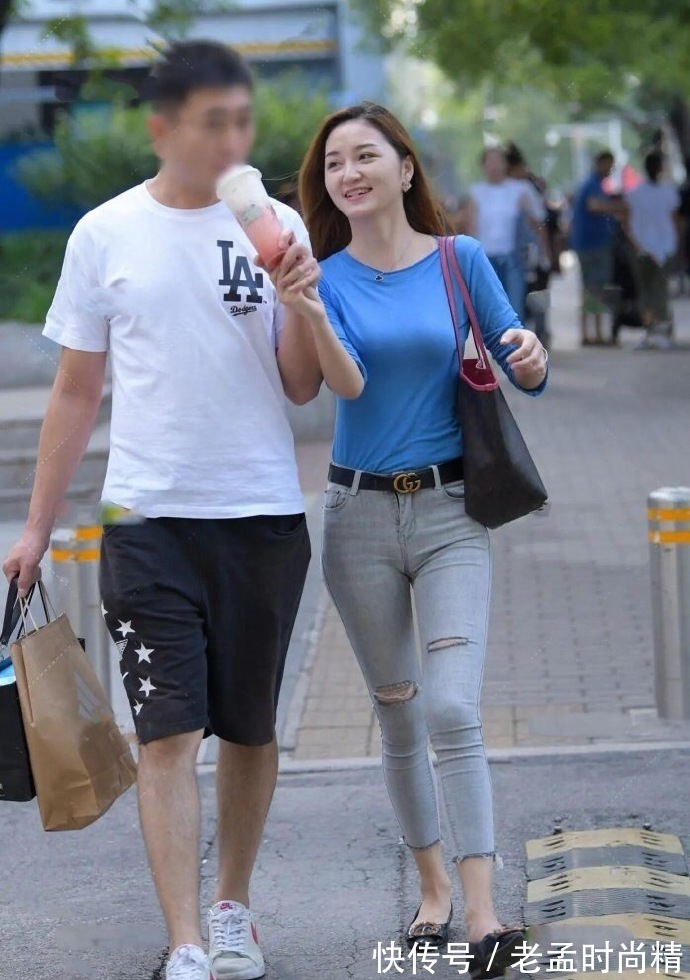 身材|身材好的女生就是任性, 穿紧身裤也能这么好看, 尽显时尚魅力!