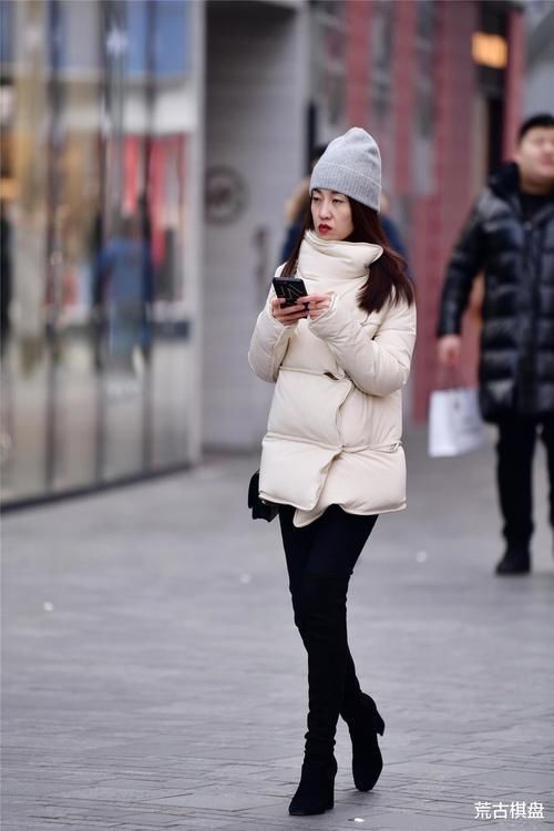 紧身牛仔裤,搭配长靴还是短靴?时尚姑娘有着自己的搭配技巧