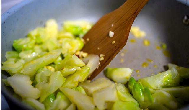 这菜北方一般吃不到，南方恨不得天天吃，每次炒一大盘都吃光