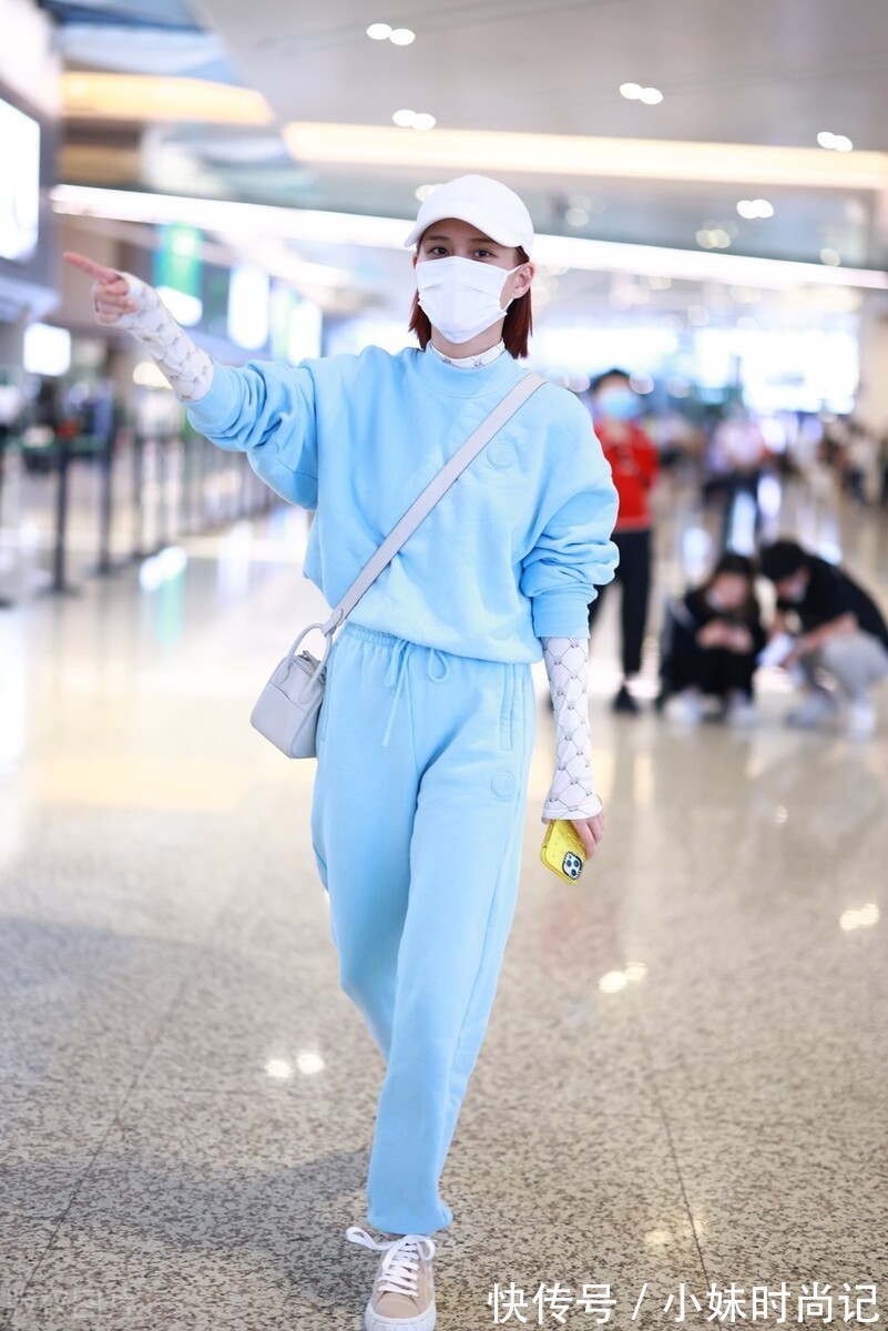 治愈感|何超莲清新街拍好养眼!蓝色卫衣套装搭白色棒球帽,治愈感十足