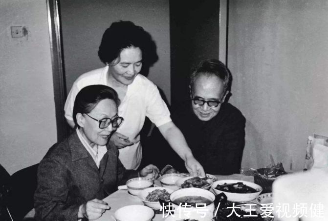 钱瑗@钱钟书独女在宠爱中长大，两段婚姻无子女，60岁在母亲身边去世