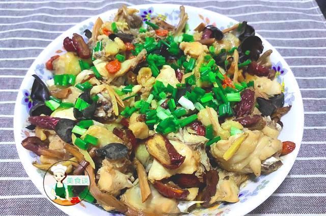 木耳跟此菜是绝配,蒸一蒸就好,营养好吃不上火,常吃提高免疫力