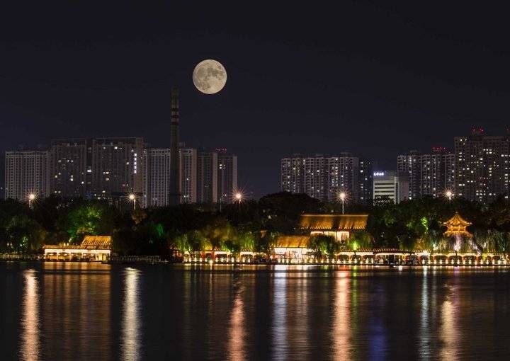 钟福生|过中秋赏圆月！明湖秋月上线！又大又圆黄灿灿的大月亮爬上来了