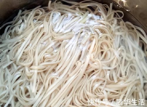 大厨|煮面条，水开下锅是大忌！学会饭店大厨的做法，面条劲道不起坨