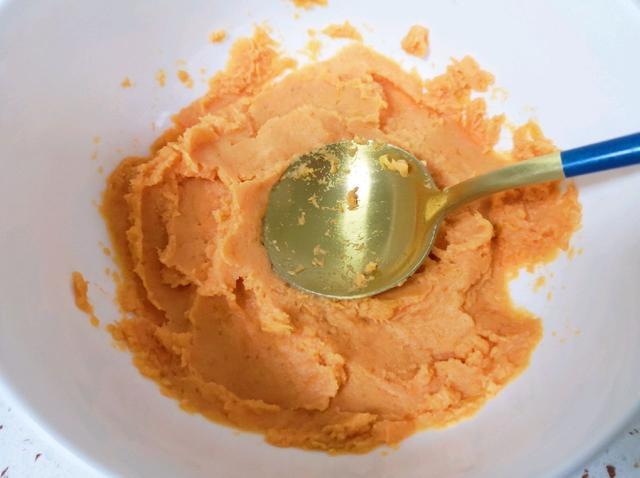 红薯除了蒸煮外，还可以搓成小圆子，加点银耳，好喝的甜品汤