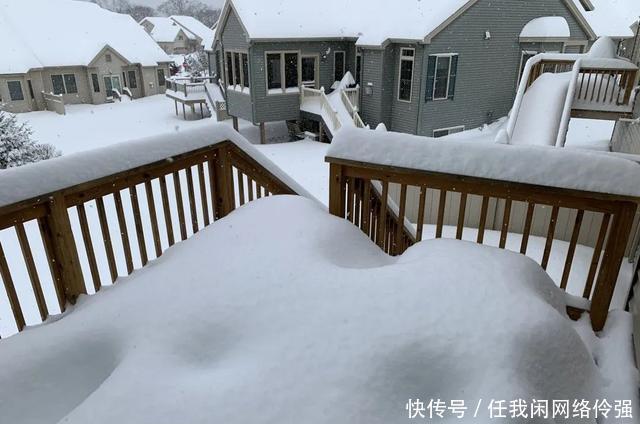 纽约州天降暴雪足足一米厚！车和房全都被埋了，只剩白茫茫！