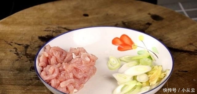 肉丝炒面最好吃的做法,简单几步,5分钟就出锅,比饭店的还好吃