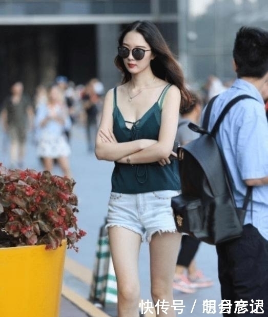 有气质的表姐,“地摊”买的牛仔裤也能穿出“天生丽质”