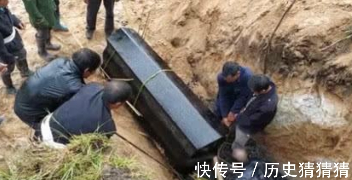 坟头&农民朋友又有事做?“土葬”即将取消,村中的新坟旧坟都要迁走