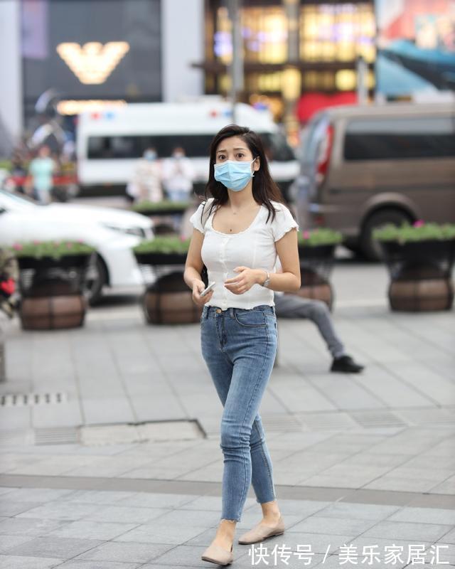 修身 想要穿出简单大方的美,就选牛仔裤,简约又修身,时尚有气韵