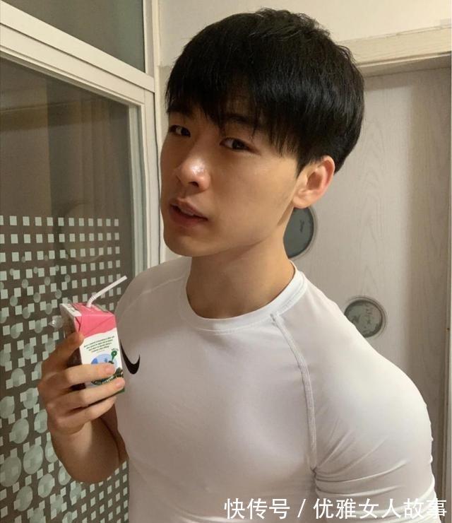 私教|青春阳光有活力的健身私教,喜欢喝纯牛奶的小哥哥,果然皮肤白净!