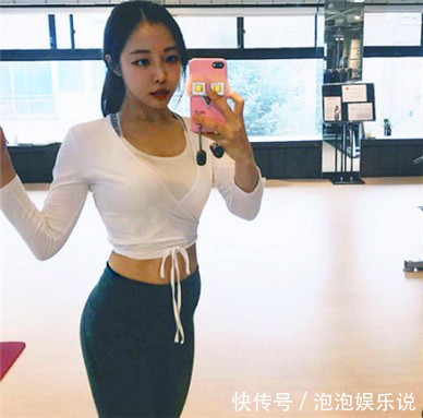 街拍女神富有活力的紧身打底裤小姐姐,秀出青春活力范