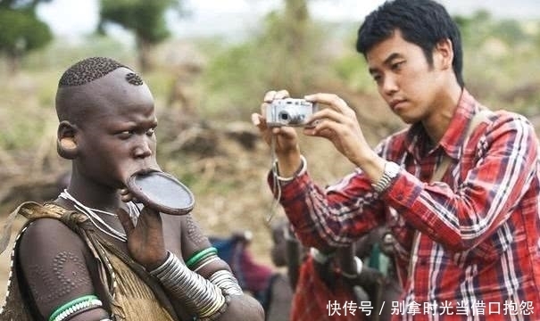 十岁就被切开嘴巴放圆盘,盘子越大越尊贵,网友:还好生在中国