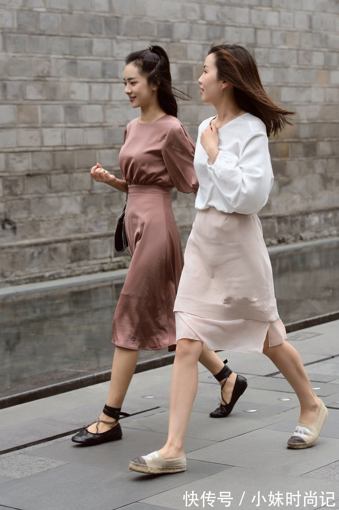 街拍|成都街拍,印花连衣裙搭配一字高跟鞋,时髦与魅力并存