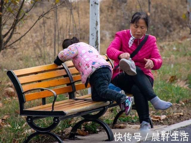 奶奶|奶奶“假带娃”风气兴起,3种性格缺陷,让孩子形成不良习惯