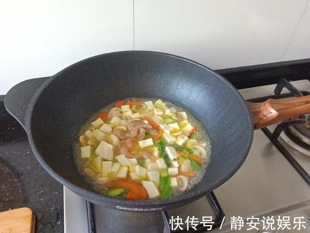 朋友圈发了1个豆腐菜，有55个人问我做法，说真是太好吃了