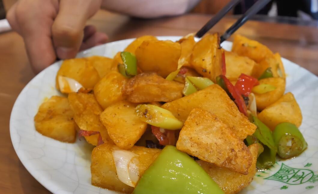 饭店|饭店老板做手抓羊肉,用一招让羊肉变紧实没膻味,每天煮几十只羊