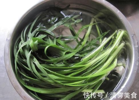 包韭菜饺子,调料越多越难吃,三种就足够了!这样做饺子鲜嫩美味