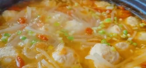 玉米淀粉|冬天要多吃萝卜，加1个西红柿，教你家常做法，出锅连汤汁都不剩