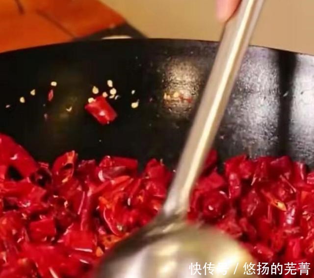 如何把红油炼制的又红、又香又辣,需要放3种辣椒,炼制分3个过程