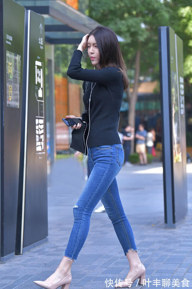 街拍|街拍美女：穿牛仔裤的长腿小姐姐，独具时尚魅力