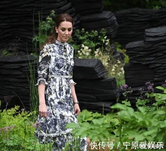 凯特 莱后和凯特同穿蓝色印花裙一个裙子太松垮显胖,另一个活泼娇媚