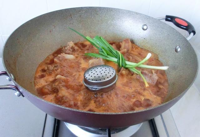 牛肉怎么炖才能软烂别只会焯水了，多加1碗它，牛肉入味还不柴