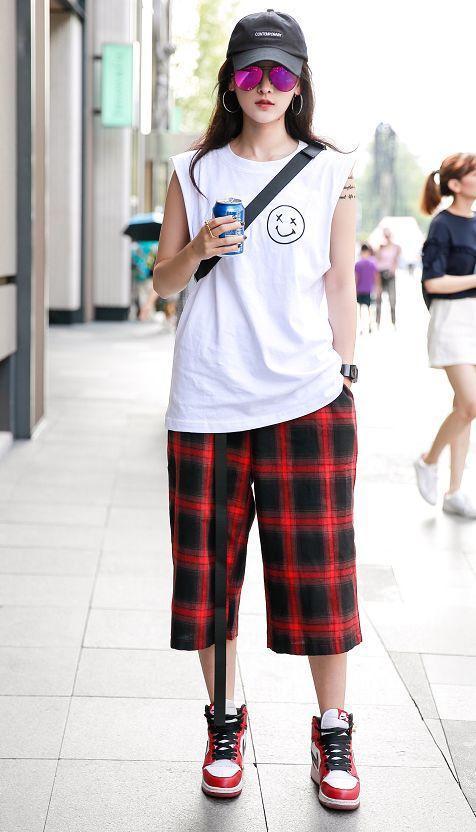 街拍:小姐姐身穿粉红色百褶裙,亮丽又大气,更显青春活力范