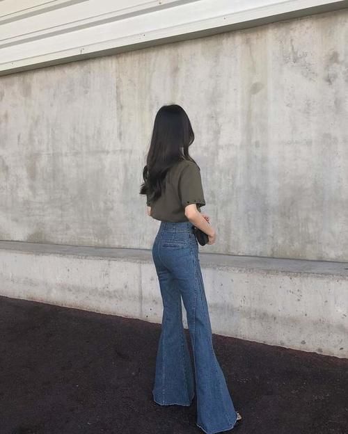 别再穿阔腿裤了，今年这条喇叭裤又火了，好穿百搭还显瘦