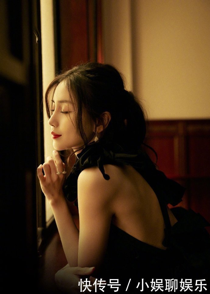 Angelababy一袭波边礼服卷发红唇高贵优雅,后背丝带的设计更显得神秘又性感