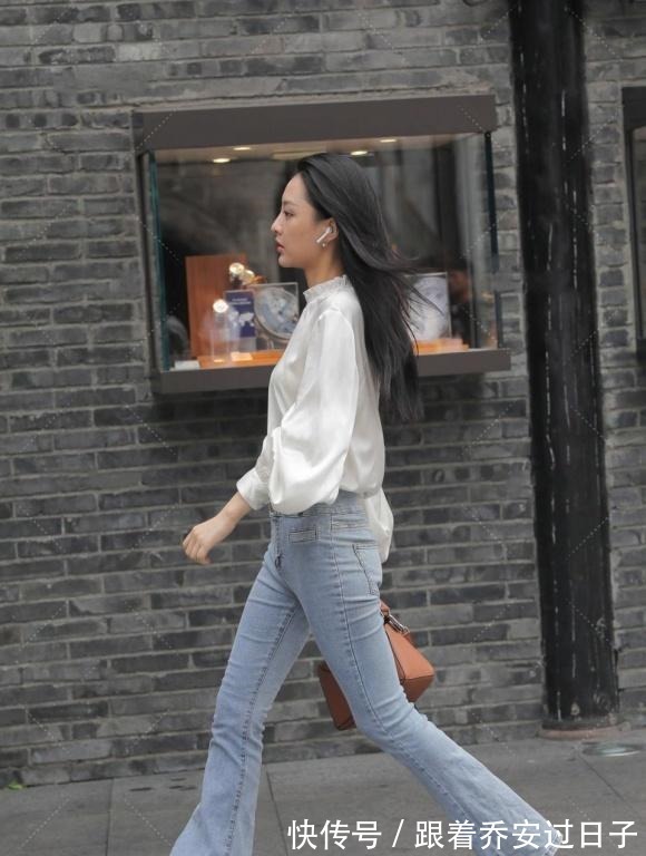 高腰 卷土重来的喇叭裤，配白色绸缎面衬衫，洋气好看又显恬静的美！