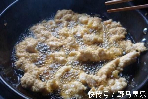炸酥肉时，不要再加水了，换成“它”，炸出来金黄酥脆，外酥里嫩