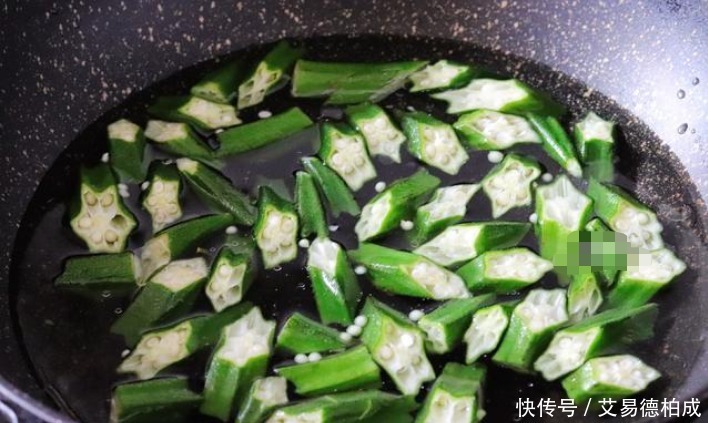 秋葵直接下锅焯水就错了，多加一步，颜色更加翠绿，口感也更脆嫩