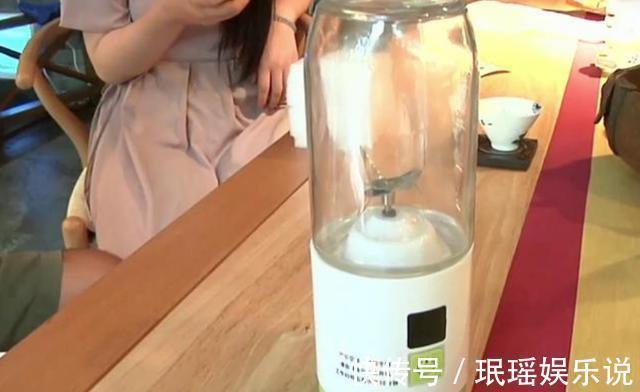花40块买的榨汁机，刚倒入开水就被炸了一脸，姑娘：我靠脸吃饭的