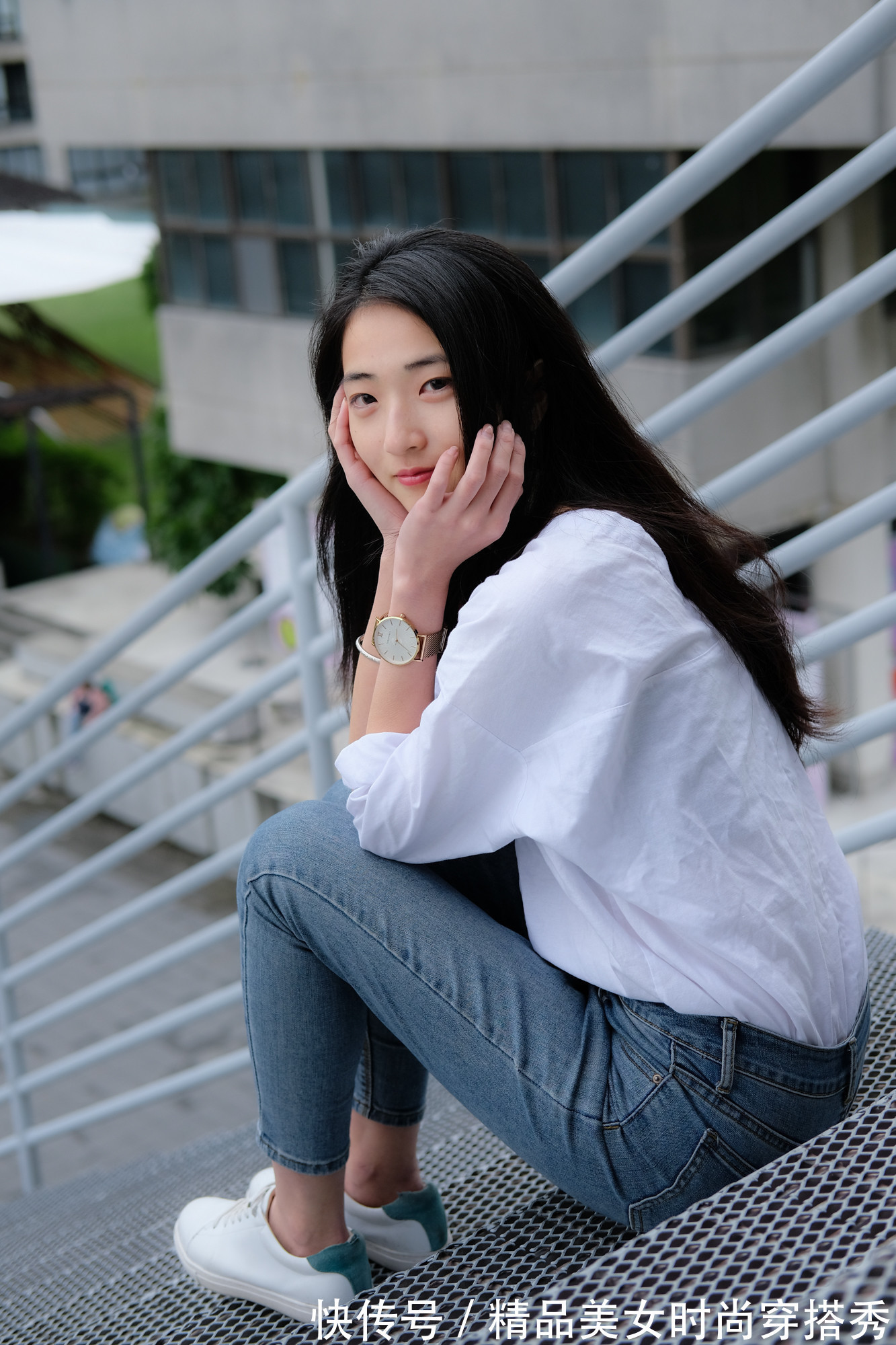 牛仔|白色衬衫下搭一条牛仔紧身裤,脚上一双小白鞋,舒适又休闲