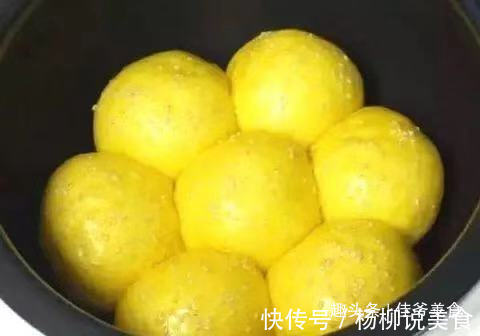 一碗玉米面，3个鸡蛋，不用烤箱也能做出香甜暄软的面包，超好吃